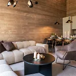 Luxurious Rakka Suites, Yllaes