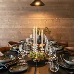 Luxurious Rakka Suites, Yllaes